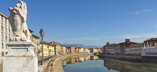 Gli Embankments di Pisa. L'etiramento dei Medici è il più ricco nelle residenze dei Signori Pisani dei secoli passati Gli Embankments di Pisa. L'etiramento dei Medici è il più ricco nelle residenze dei Signori Pisani dei secoli passati